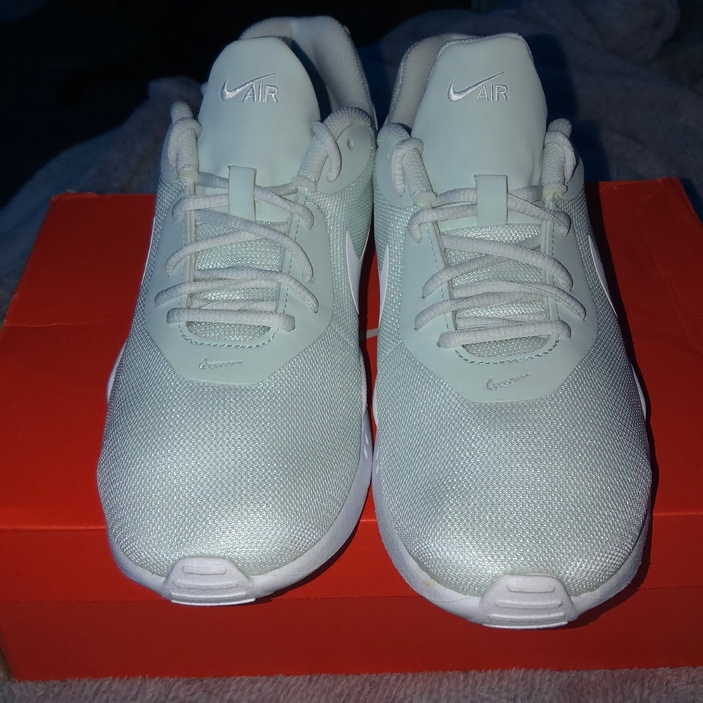 Women’s Nike Air Max Oketo Shoes Sneakers - Picture 2 of 4